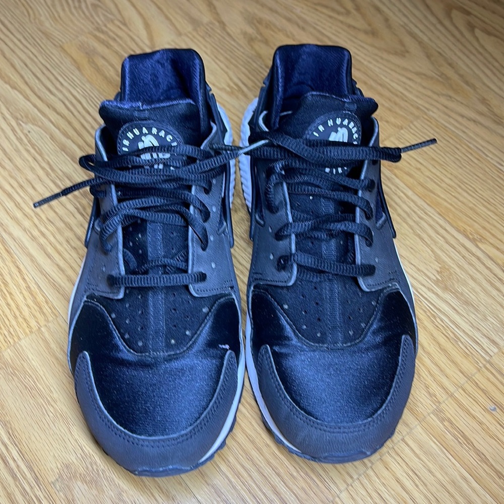 Black Nike Huaraches w/ White Soles Size 9